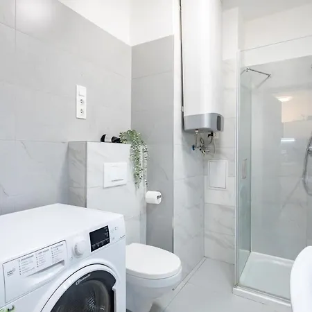 Centrally Located For Solo Traveller * Budapest