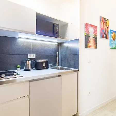 Centrally Located For Solo Traveller Apartment *