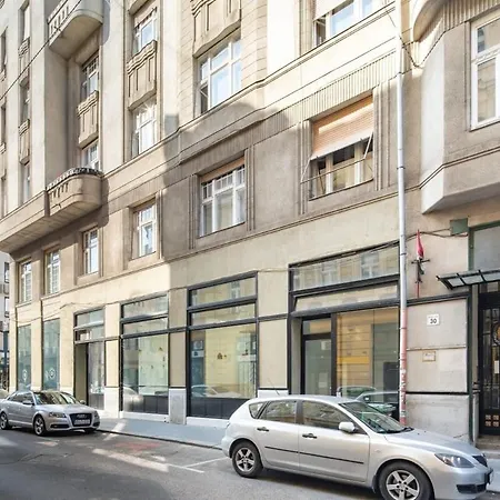 Centrally Located For Solo Traveller Apartment