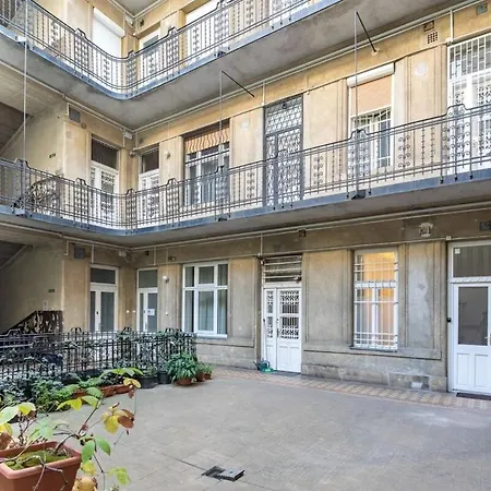 Centrally Located For Solo Traveller Apartment *