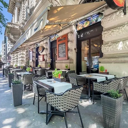 Centrally Located For Solo Traveller Apartment *